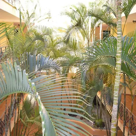 Parque Tropical * 洛斯克里斯蒂亚诺斯
